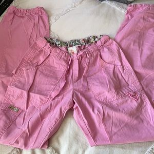 Light pink koi Lindsay scrub pants. Size XS tall.